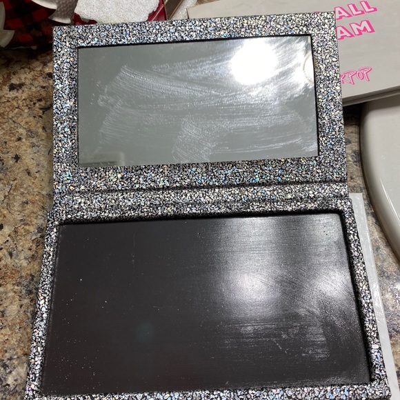 Four Magentic Z Palettes - Picture 6 of 9